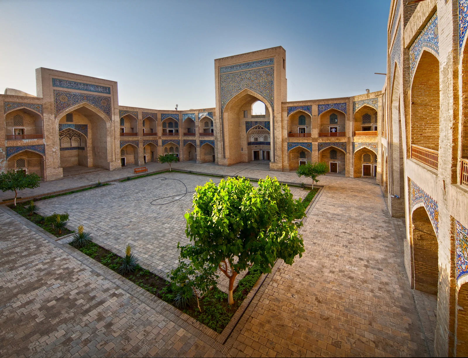 Boukhara &mdash; cour de la medersa, arches et architecture islamique