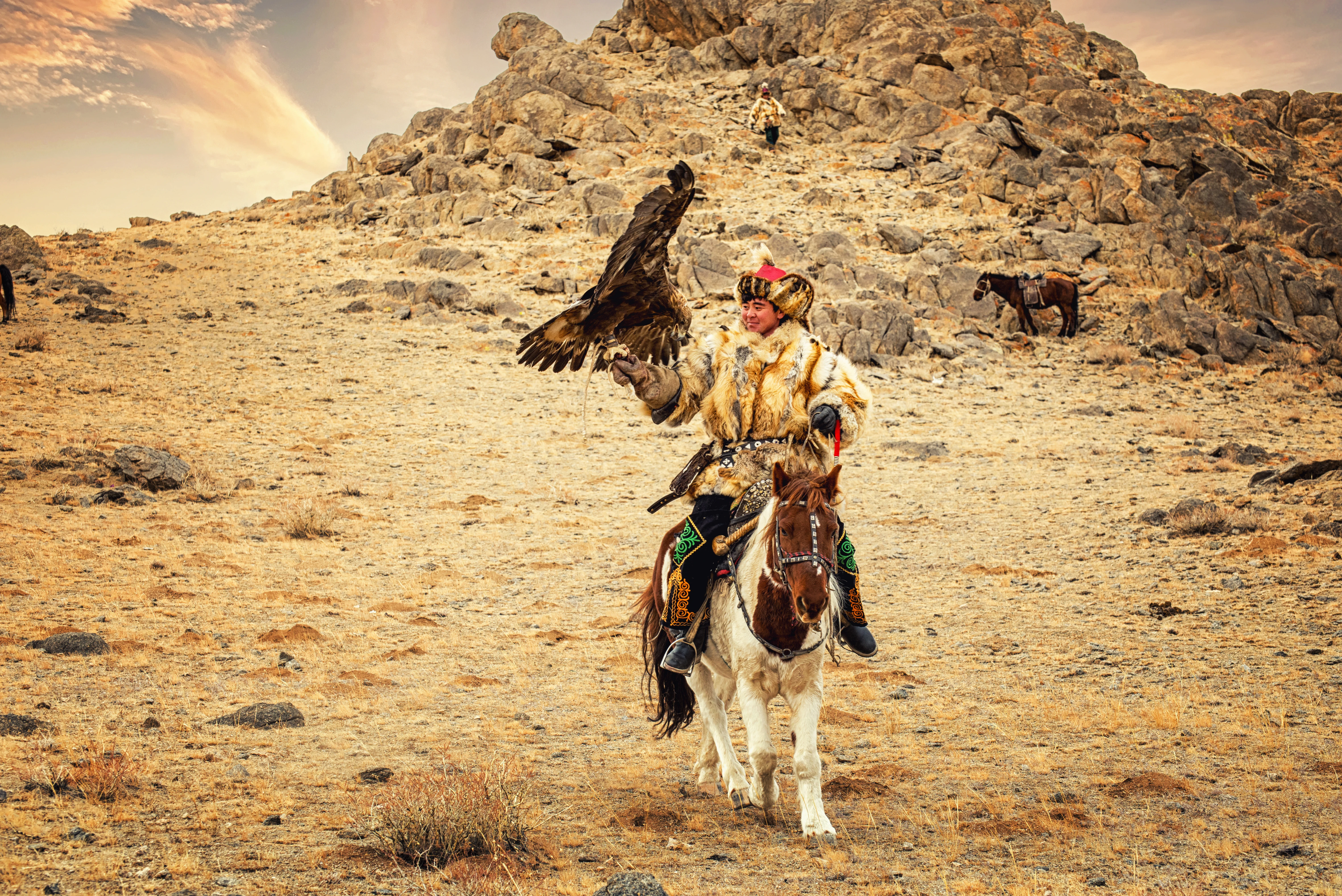 Chasseur à l'aigle – Issyk-Kul – Kirghizistan Chasseur à l'aigle au galop sur les steppes du lac Issyk-Kul au Kirghizistan