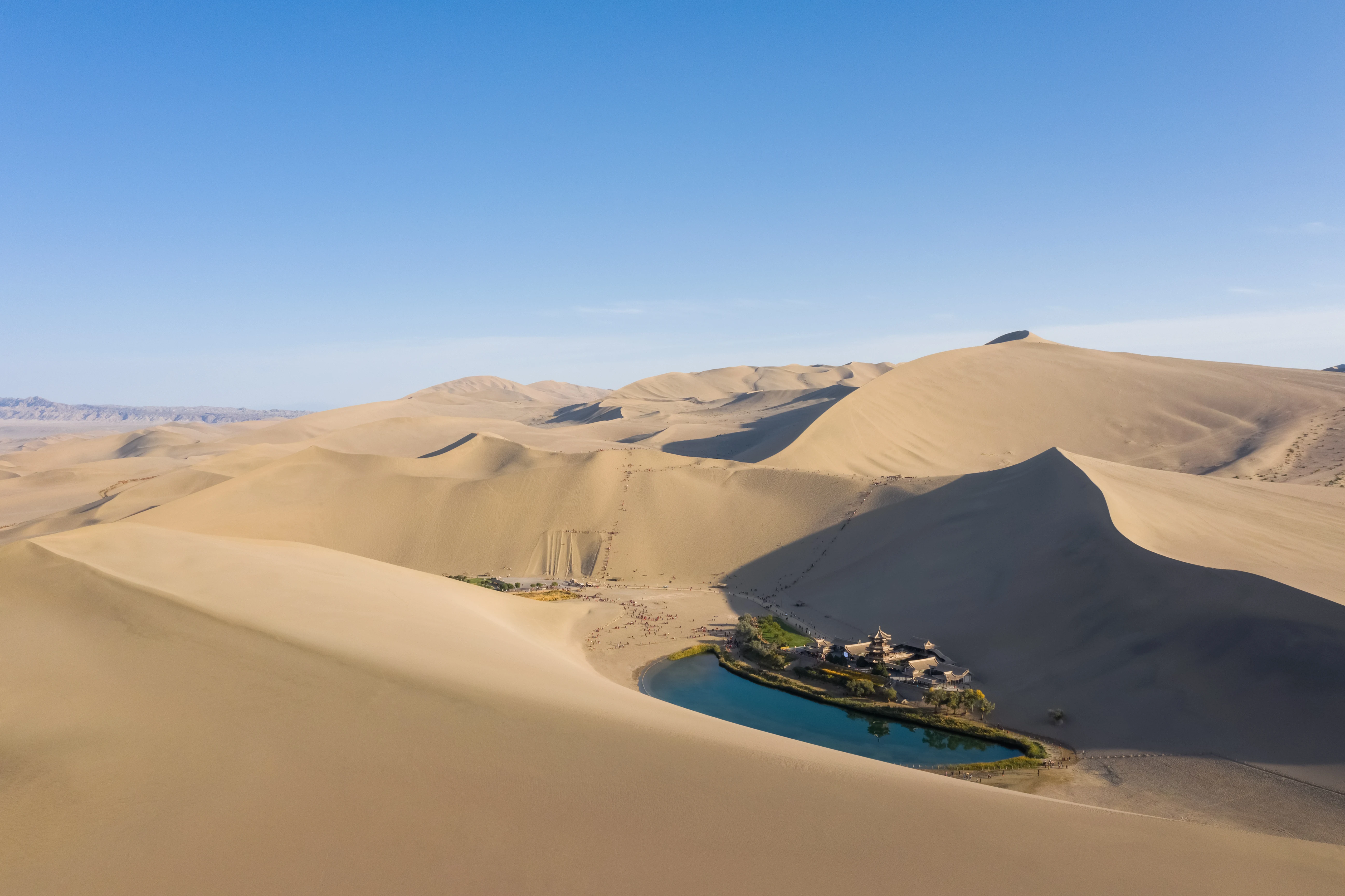 Crescent Lake – Dunhuang – Gobi Vue aérienne du Lac Croissant à Dunhuang dans les dunes du désert de Gobi