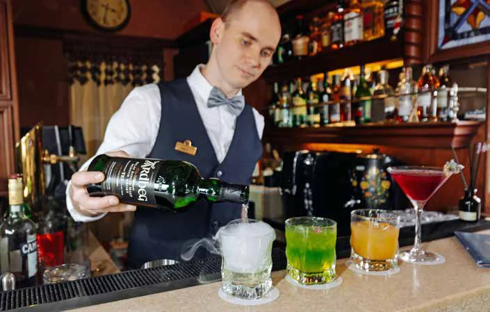 Barman et cocktails dans le Bar Lounge Car du Golden Eagle