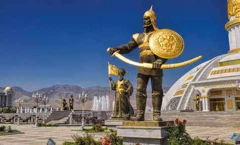 Achgabat – Turkménistan Statue dorée de guerrier à Achgabat au Turkménistan