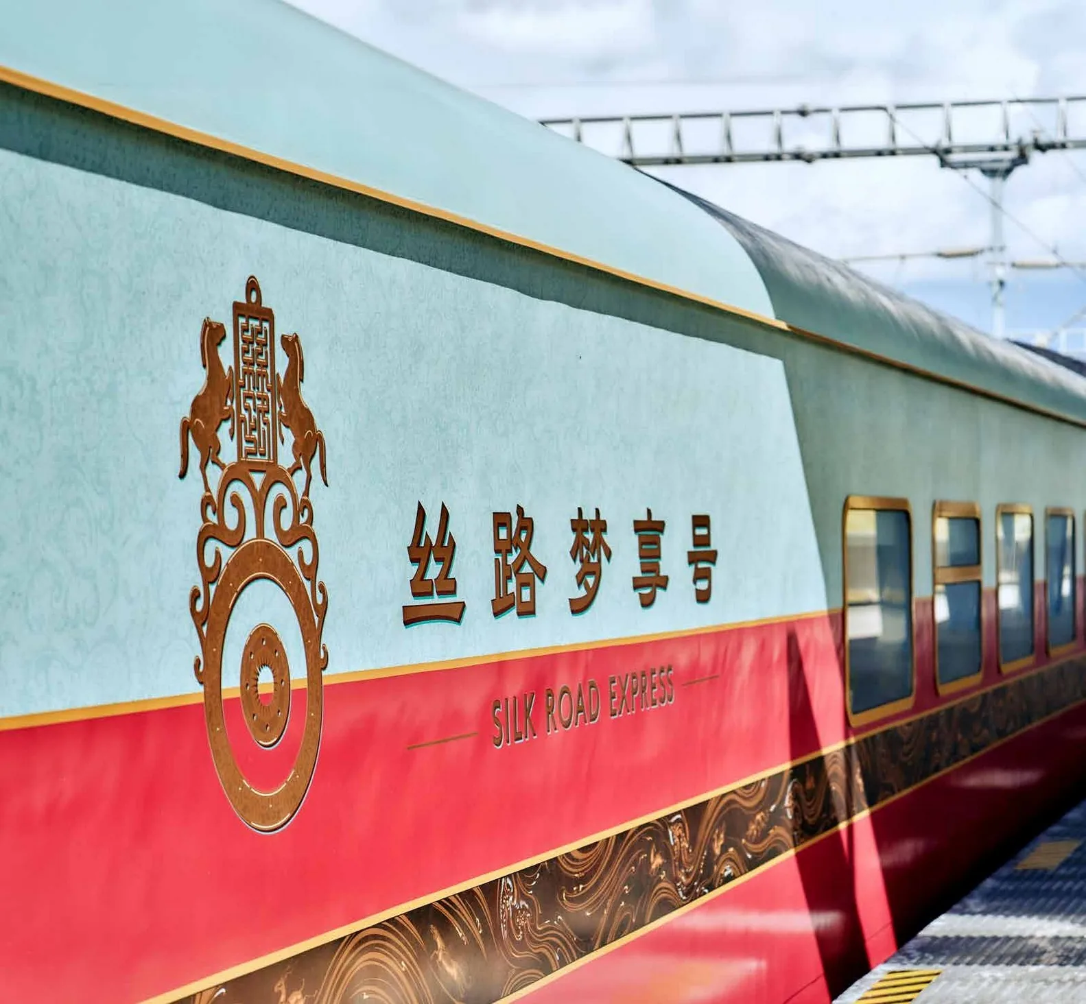 Le logo du Golden Eagle Silk Road Express sur le quai en Chine