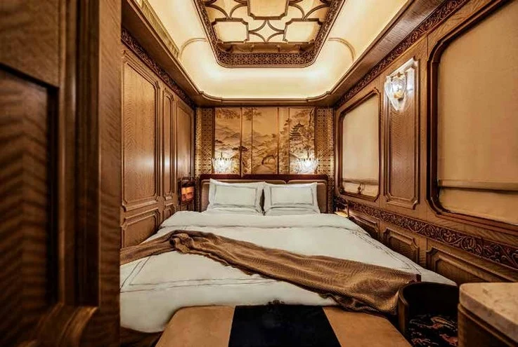 Han Dynasty Suite du Golden Eagle Silk Road Express avec lit double et boiseries dor&eacute;es