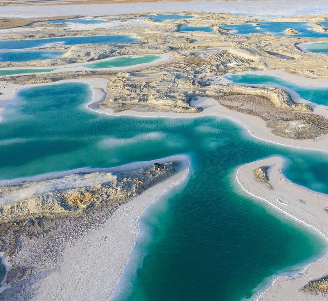 Lac de sel Chaerhan – Golmud Le lac de sel de Chaerhan et ses lagons turquoise, étape Golmud du Grand Silk Road