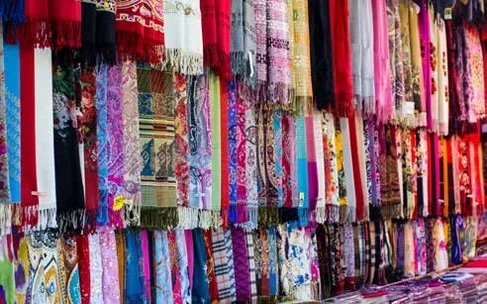 Soieries – Hotan Marché de soieries et foulards colorés à Hotan sur la Route de la Soie