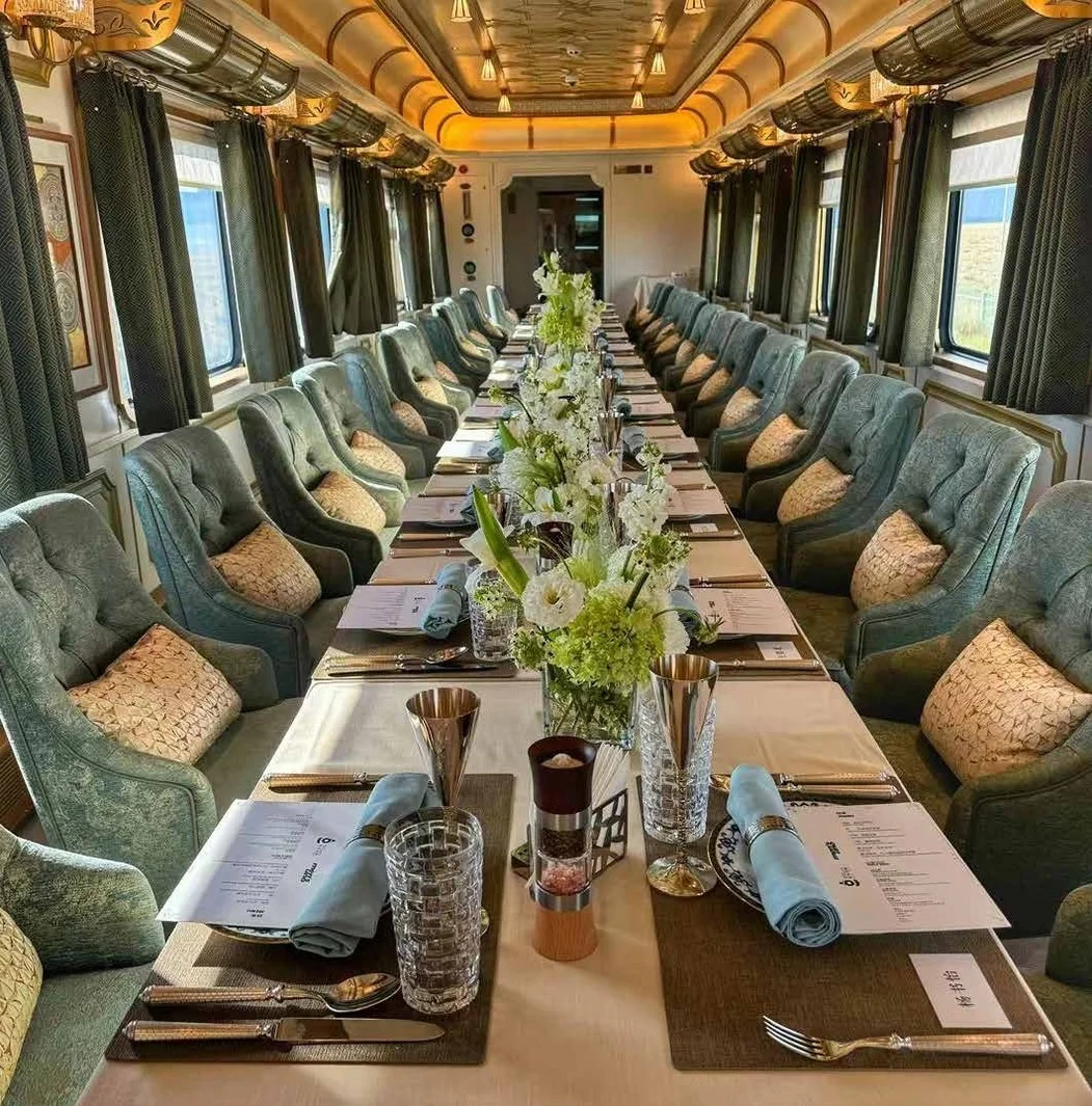 Grande tabl&eacute;e fleurie du restaurant occidental du Golden Eagle Silk Road Express
