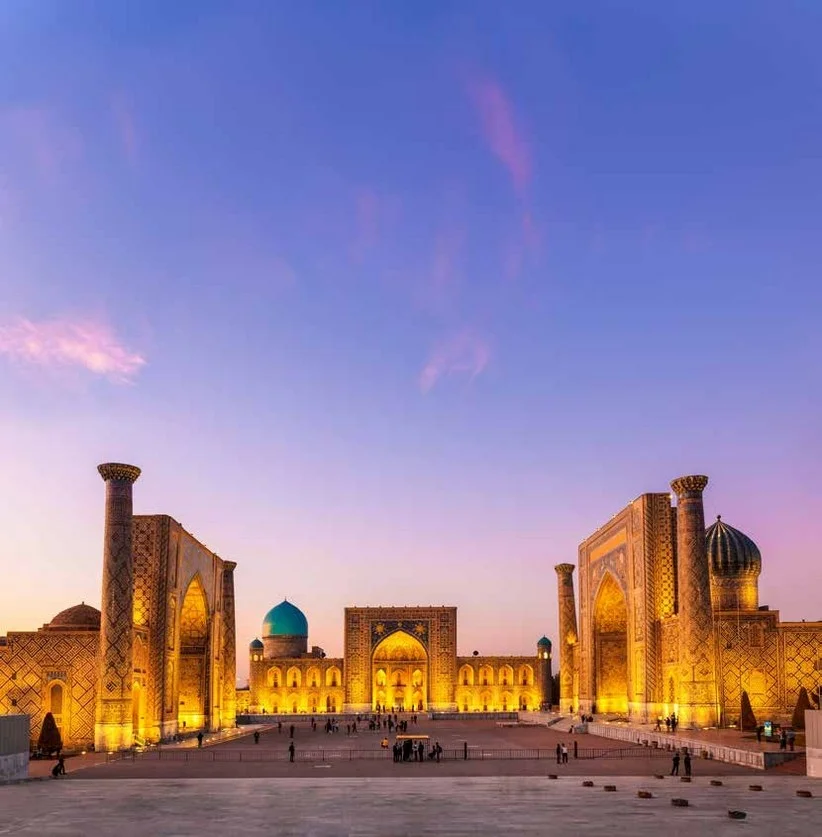 La place Registan de Samarcande illumin&eacute;e la nuit