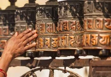 Moulins &agrave; pri&egrave;res tib&eacute;tains, symbole spirituel du Tibet visit&eacute; lors du Voyage vers le Toit du Monde