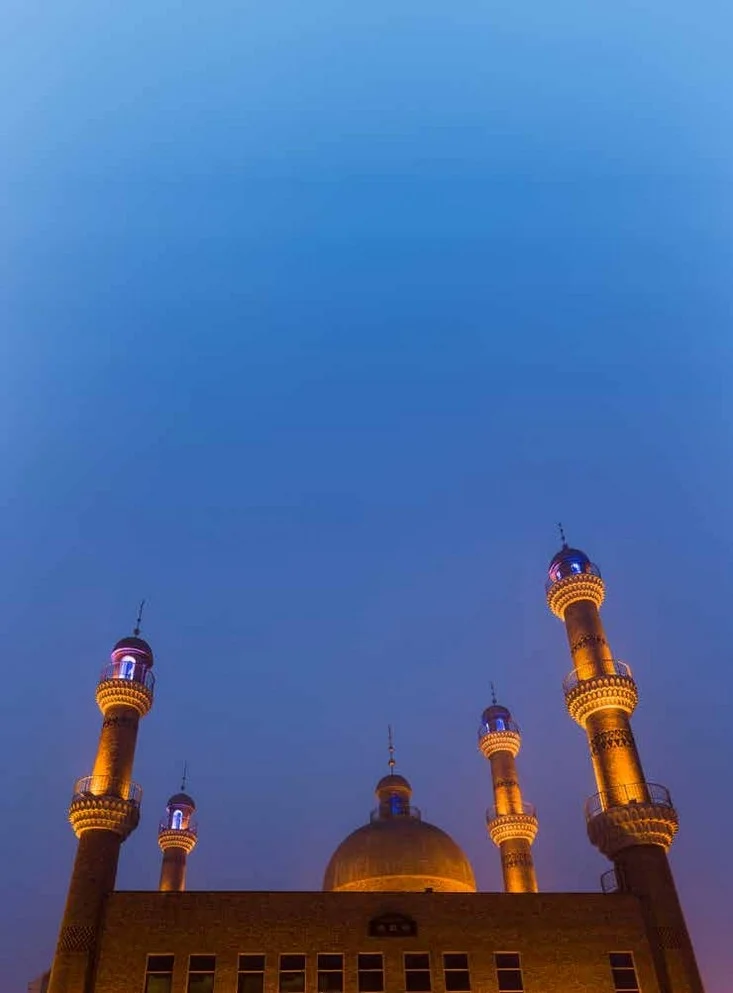 La mosqu&eacute;e d'Urumqi avec ses minarets illumin&eacute;s la nuit au Xinjiang
