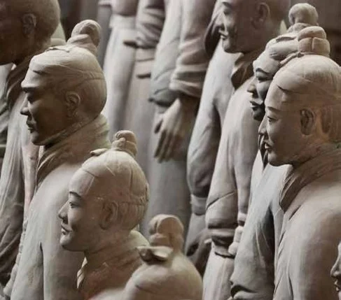 Gros plan sur les visages des guerriers de terre cuite de Xi'an