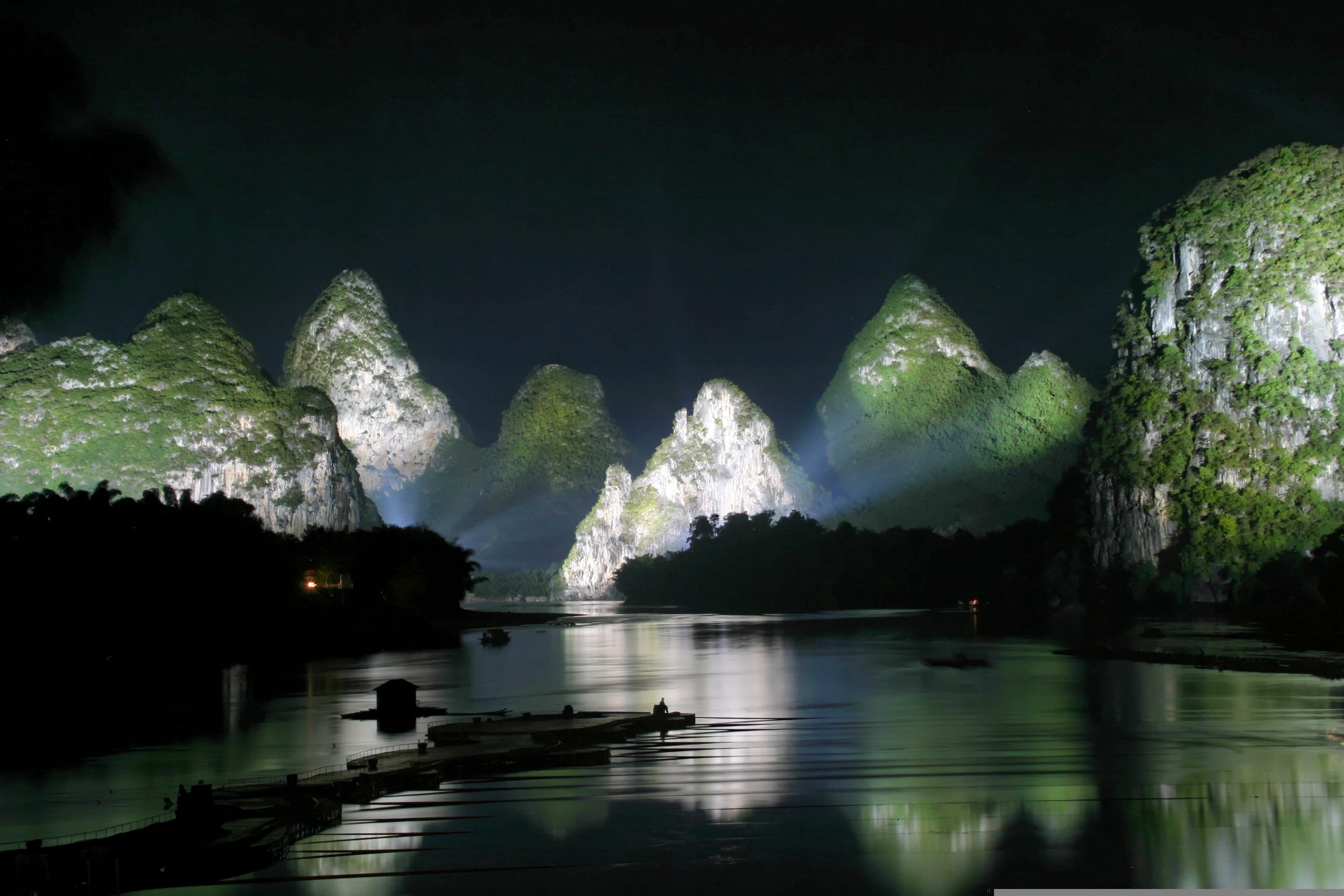 Les montagnes karstiques de Guilin se refl&eacute;tant dans la rivi&egrave;re Li la nuit, &eacute;tape d'Imperial China