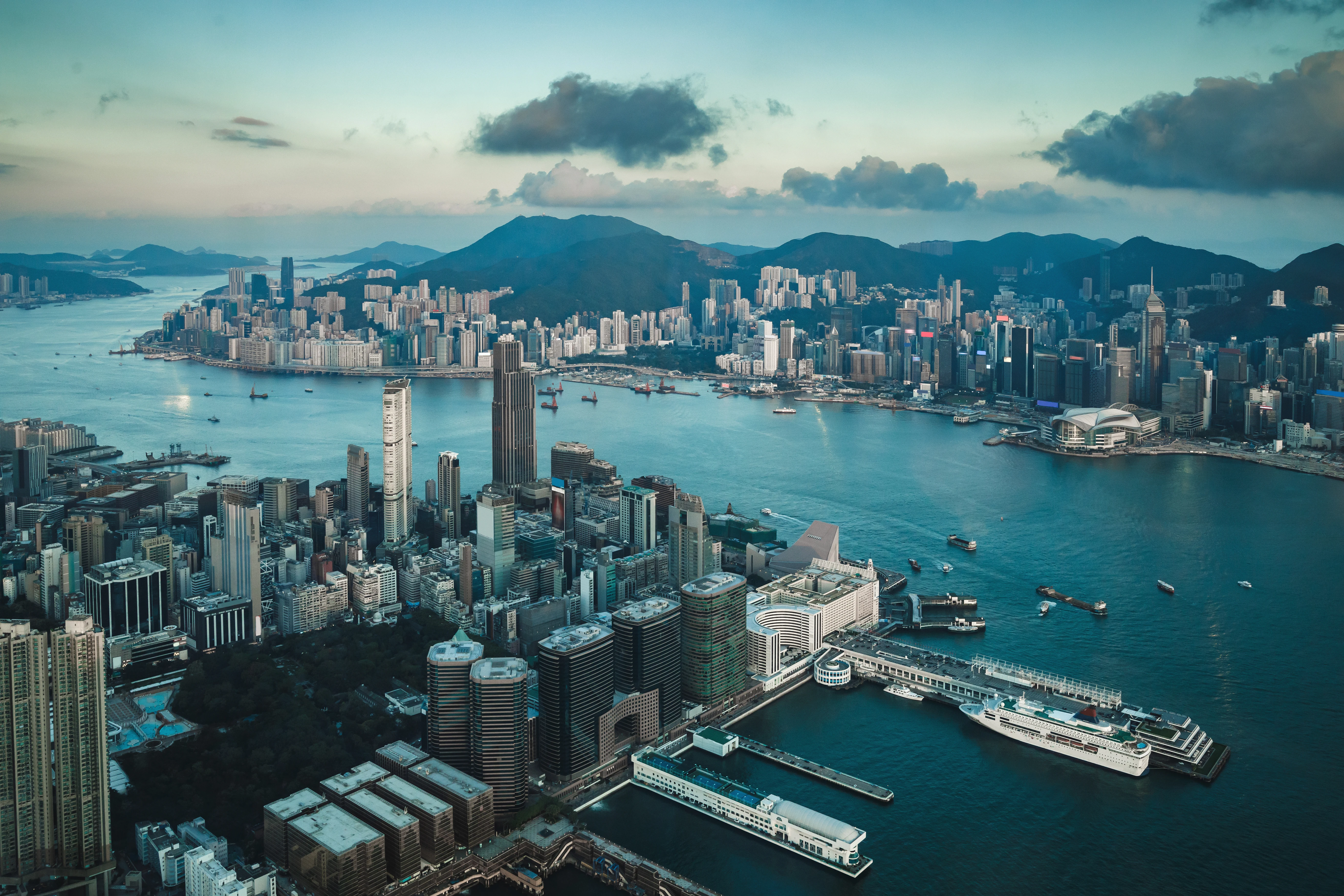 Vue a&eacute;rienne du port Victoria de Hong Kong avec ses gratte-ciel, &eacute;tape finale d'Imperial China