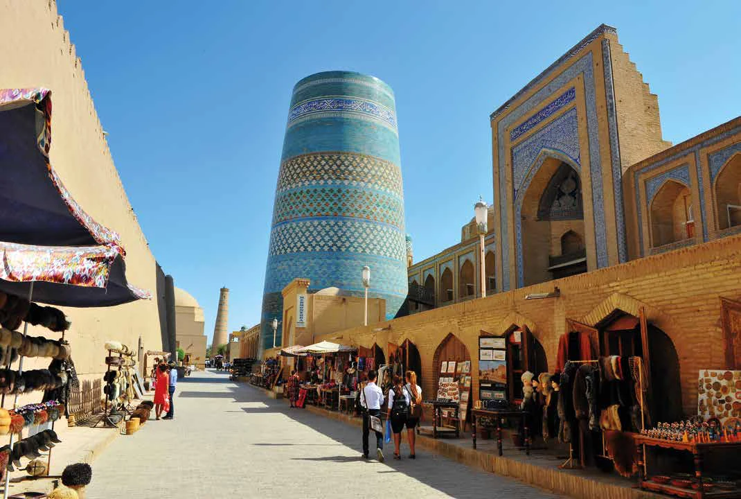 Khiva &mdash; bazar et minaret d'Itchan Kala, Route de la Soie Ouzb&eacute;kistan