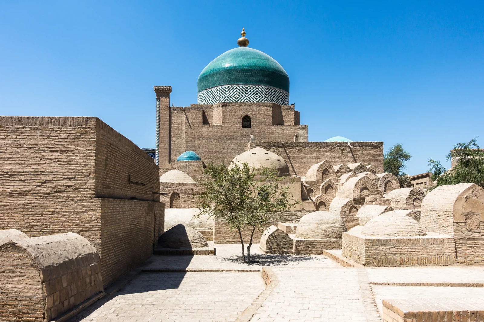 Khiva &mdash; d&ocirc;me turquoise et mosqu&eacute;e, vieille ville Itchan Kala