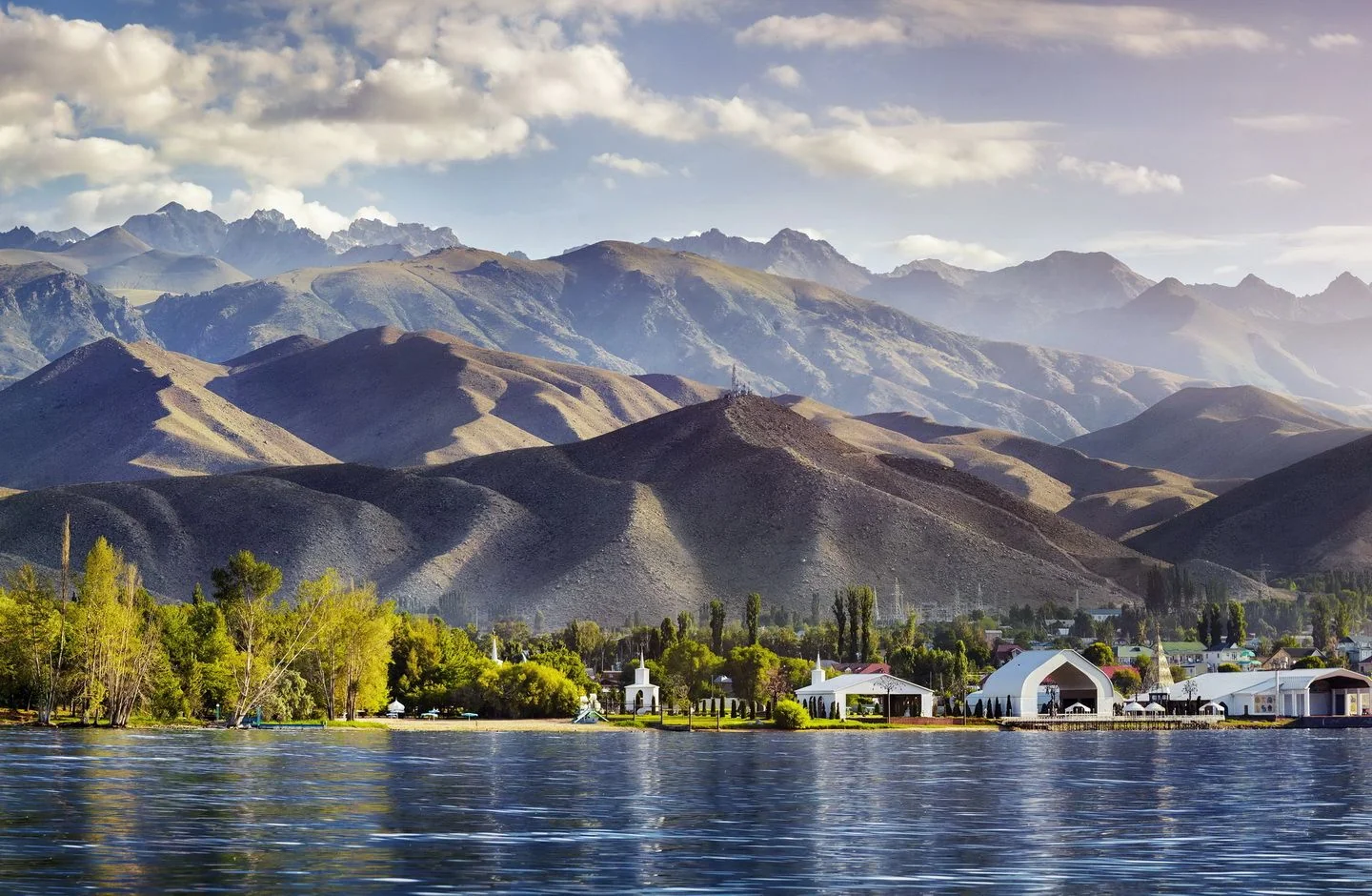 Complexe Ruh Ordo au bord du Lac Issyk-Kul, Kirghizistan