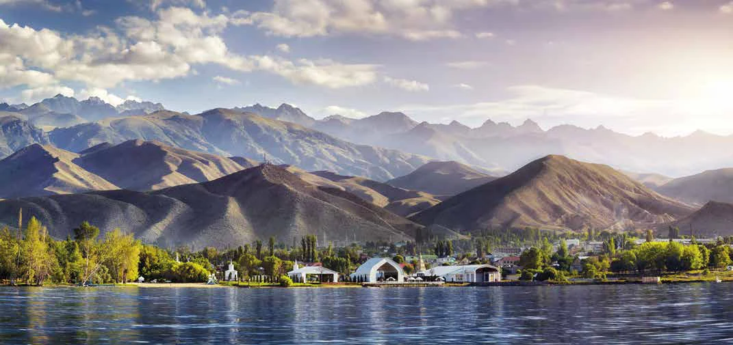 Lac Issyk-Kul Kirghizistan montagnes neige