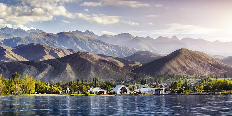 Lac Issyk-Kul avec montagnes enneig&eacute;es &mdash; Kirghizistan Route de la Soie