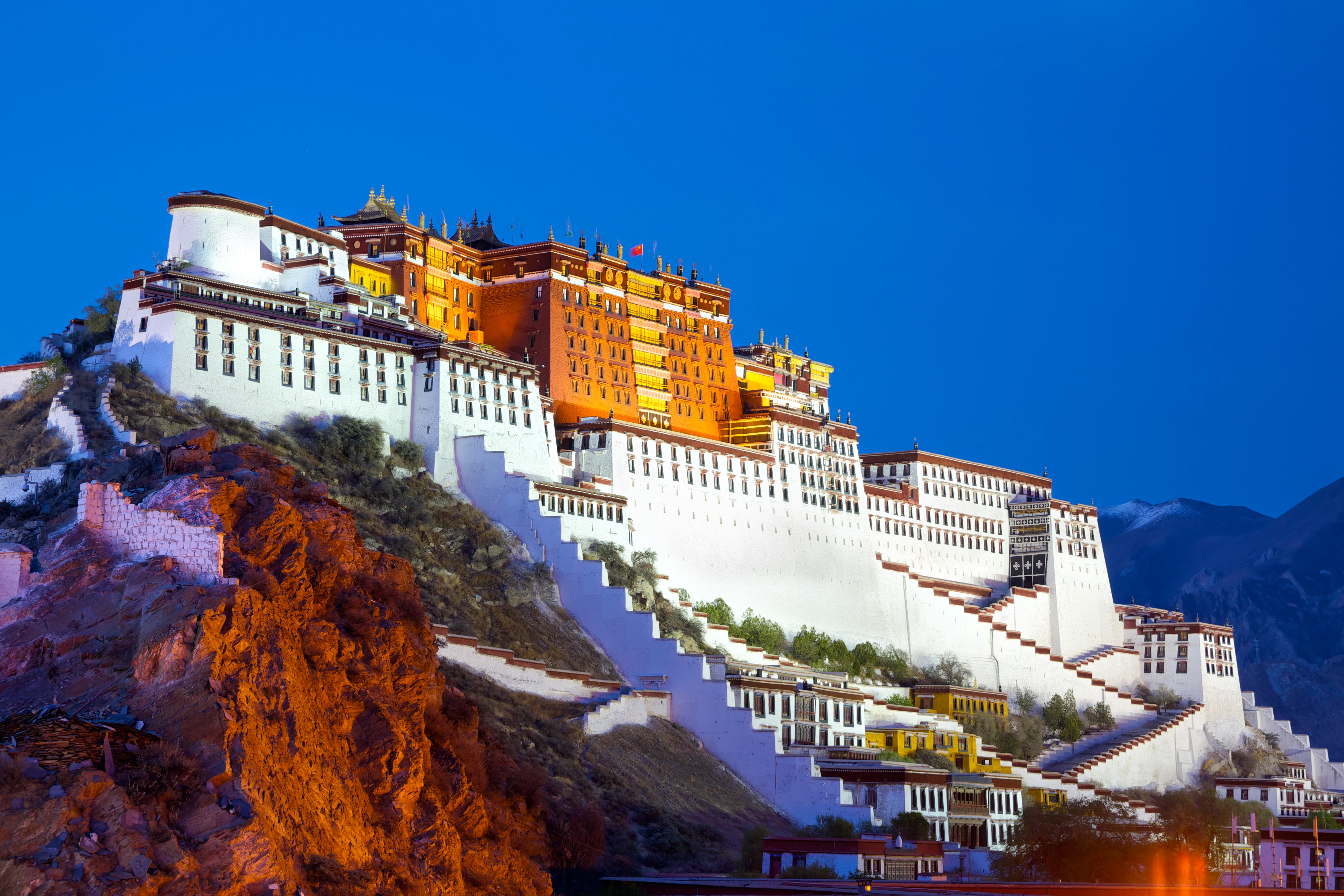 Le palais du Potala de Lhassa illumin&eacute; la nuit, sommet spirituel du Voyage vers le Toit du Monde en train de luxe