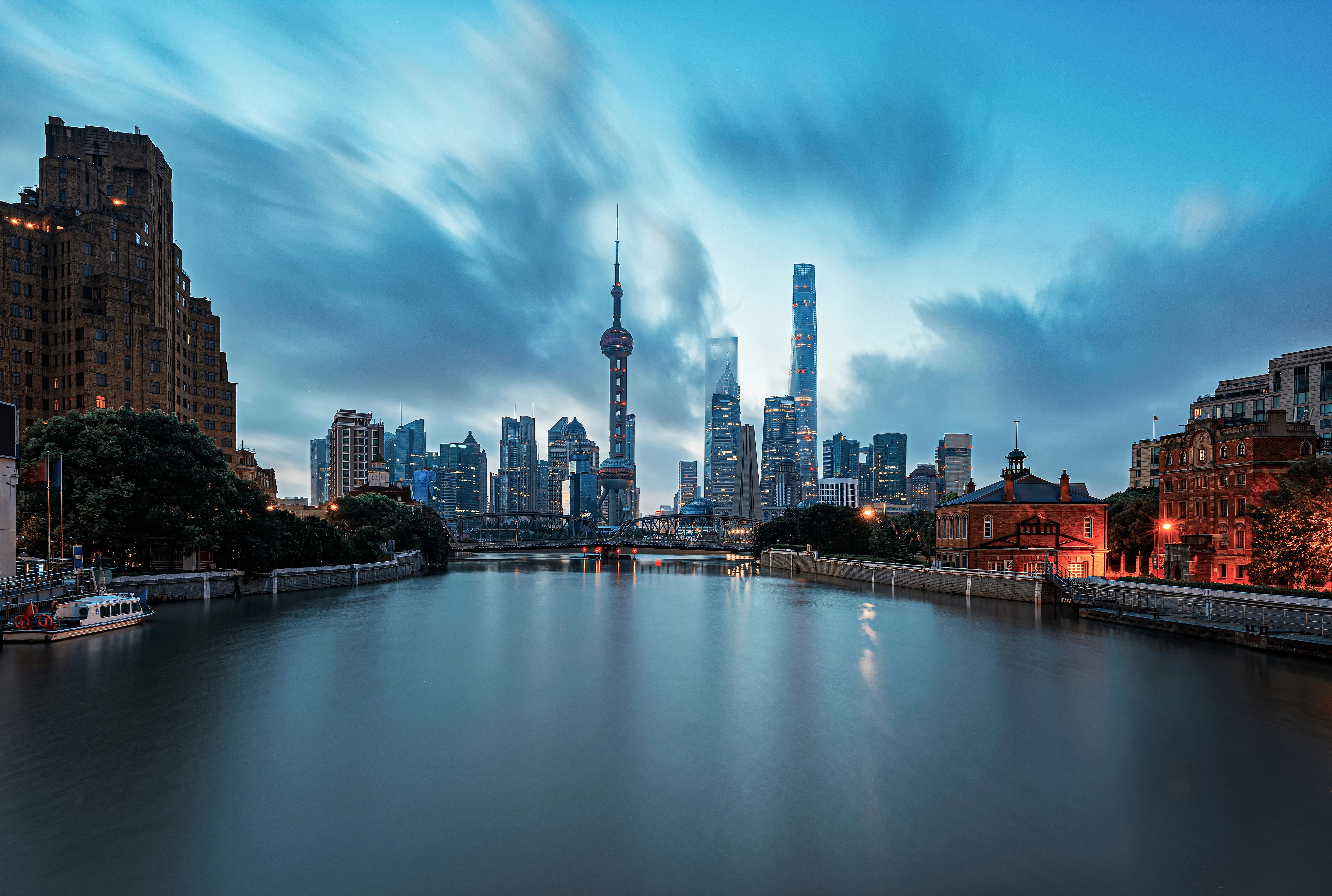 Le skyline de Shanghai avec la Tour de la Perle d'Orient et les gratte-ciel de Pudong au cr&eacute;puscule
