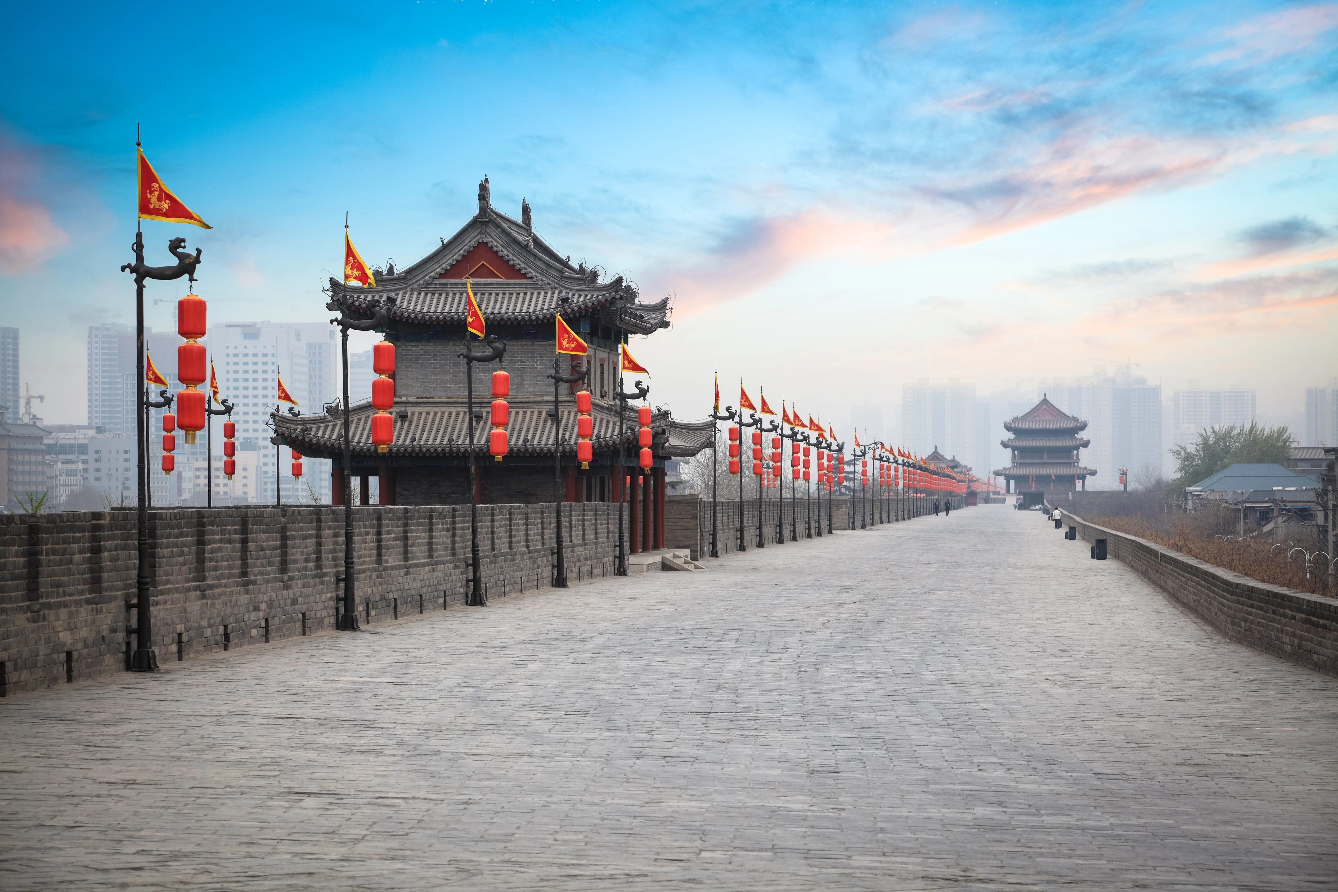 Remparts m&eacute;di&eacute;vaux de Xi'an au cr&eacute;puscule